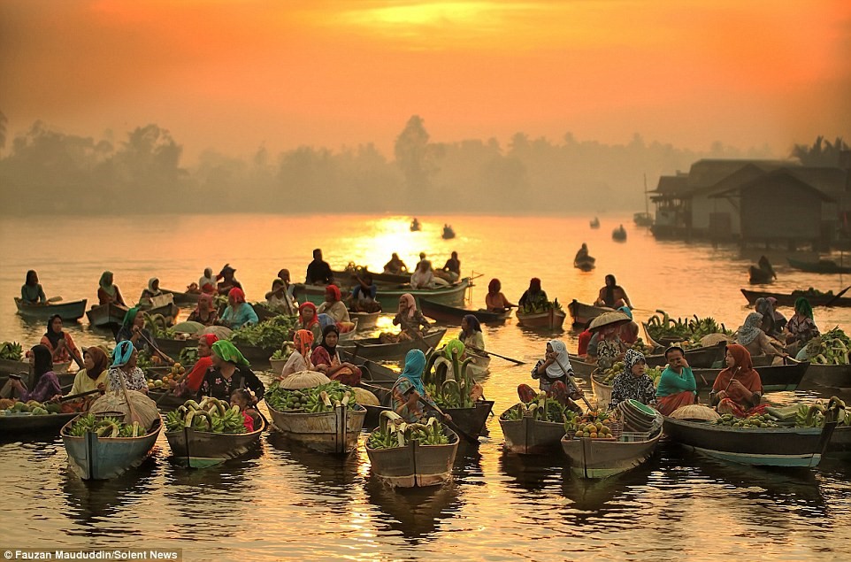 Chợ nổi Lok Baintan ở Nam Borneo là điểm tham quan thu hút nhiều du khách ở Indonesia.